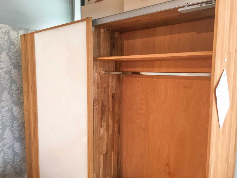 Kleiderschrank Schiebetüren Wildeiche Glastüre Ausstellungsstück stark reduziert Massivholz