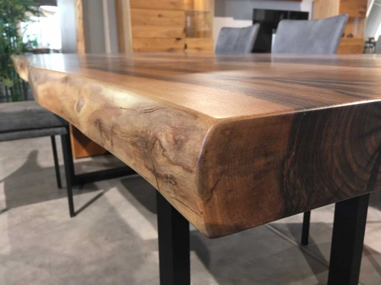 Unikat Esstisch Tisch Massivholz Baumkante Rustikal drei Bohlen Masserung
